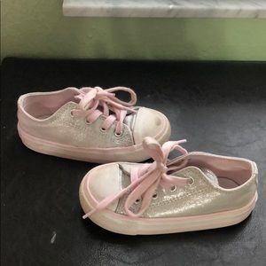 Converse toddler girl size 7 sneakers.